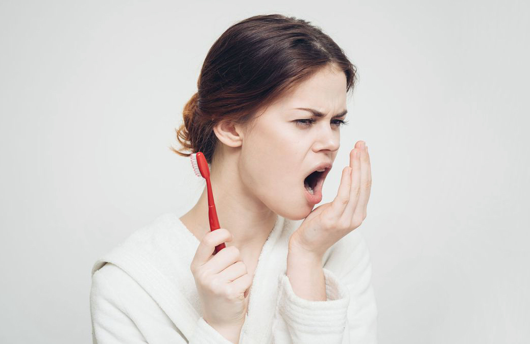 Неприятный запах изо рта и как с ним бороться?
