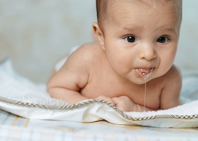 Слюнки текут - признак прорезывания зубов у ребенка
